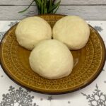 Paszteciki z ciasta francuskiego z kapustą i pieczarkami