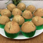 Warstwowa sałatka z serkiem wiejskim