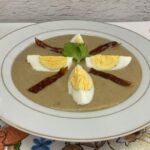 Sałatka z jajkiem i suszonymi pomidorami