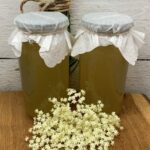 Muffinki rabarbarowe z rodzynkami i orzechami