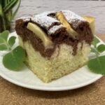 Kruche ciasto z truskawkami, rabarbarem i kruszonką