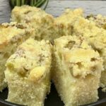 Kruche ciasto z truskawkami, rabarbarem i kruszonką