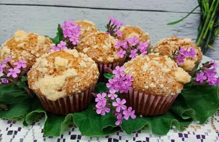 Muffinki rabarbarowe z rodzynkami i orzechami