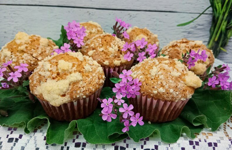 Muffinki rabarbarowe z rodzynkami i orzechami