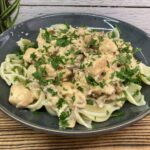 Sernik na zimno z jogurtu greckiego z brzoskwiniami i galaretką