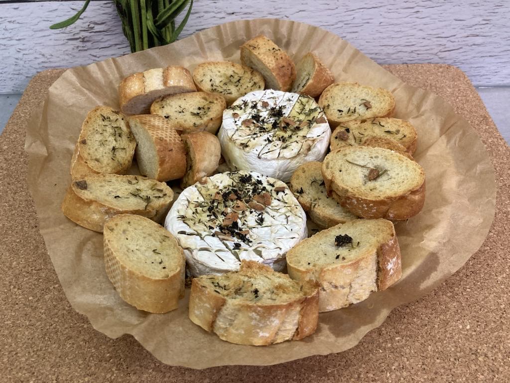 Camembert pieczony w air fryerze z bagietką