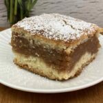 Sernik na tartym ciemnym cieście