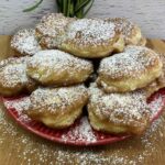 Sernik na tartym ciemnym cieście