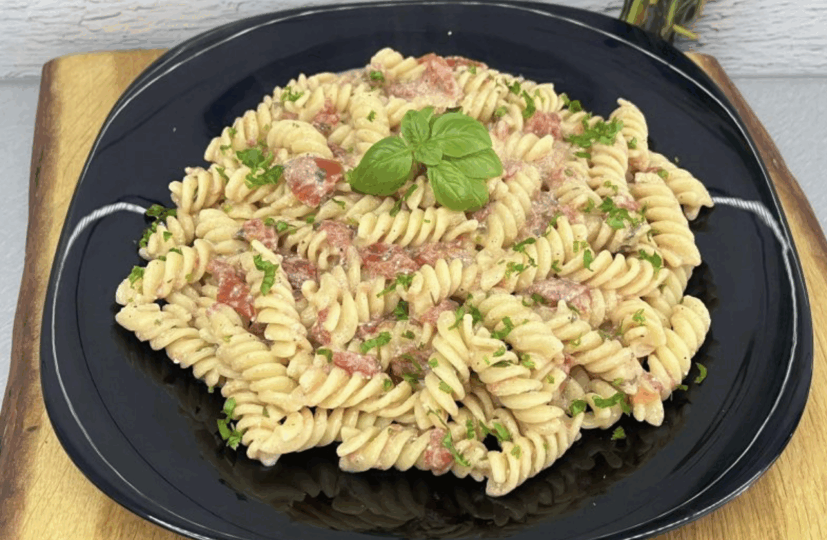Makaron z pomidorami i serem feta