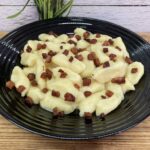 Mocno czekoladowe ciasto z gruszkami i polewą