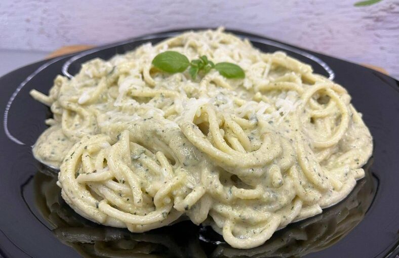 Spaghetti z kremowym pesto z cukinii