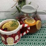 Sałatka z ananasem, żółtym serem i orzechami