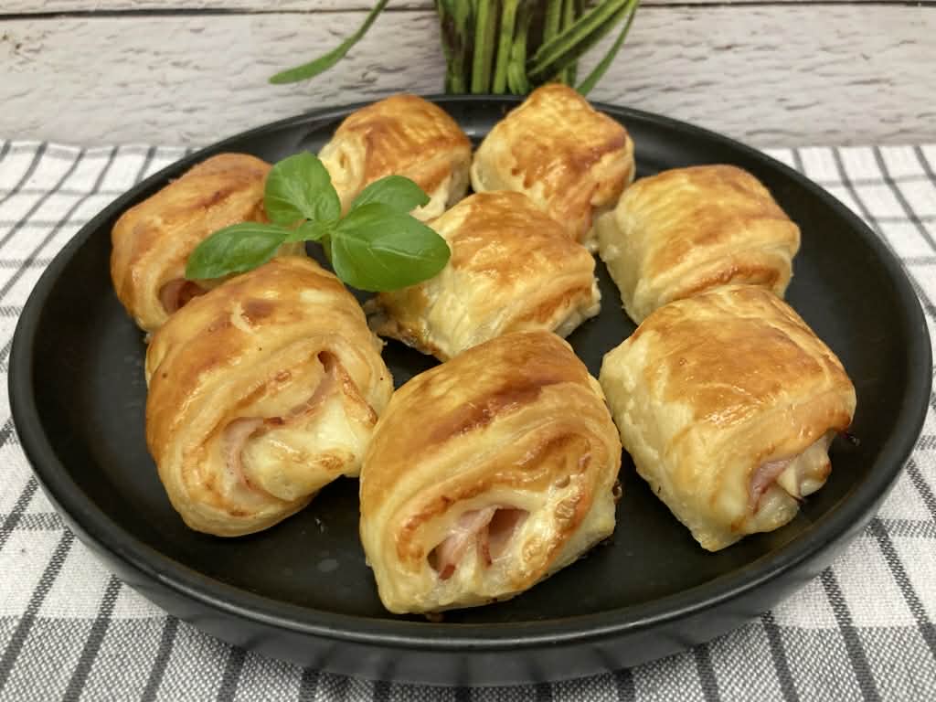 Błyskawiczna roladki z ciasta francuskiego