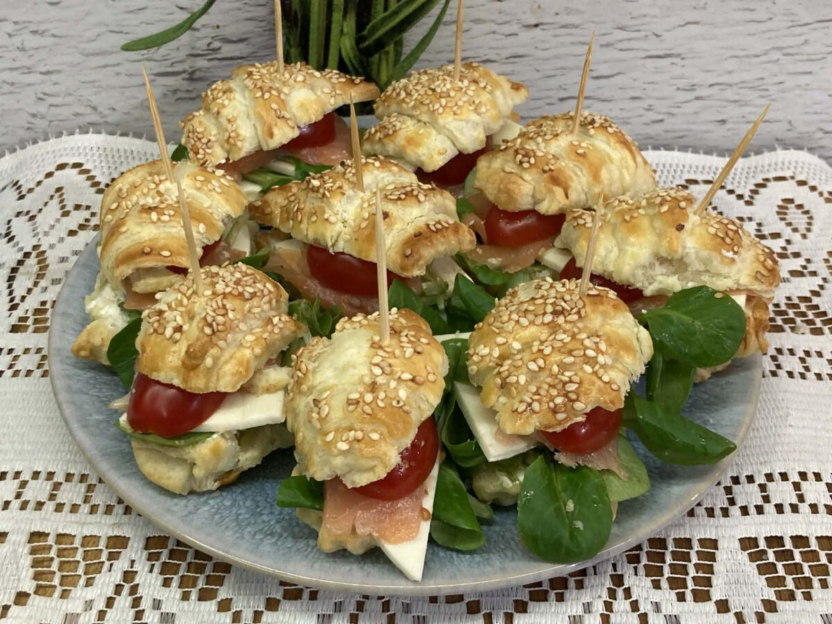 Mini rogaliki z ciasta francuskiego z łososiem i serkiem