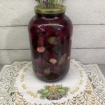 Ciemne ciasto pod ser