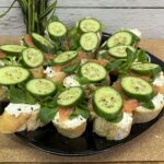 Mini rogaliki z ciasta francuskiego z łososiem i serkiem