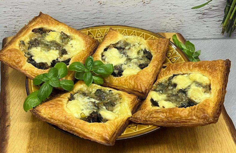 Ciasto francuskie z pieczarkami i mozzarellą