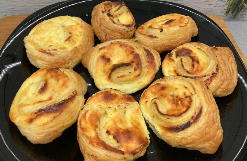 Ślimaczki z ciasta francuskiego z białym serem