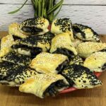 Mini rogaliki z ciasta francuskiego z łososiem i serkiem