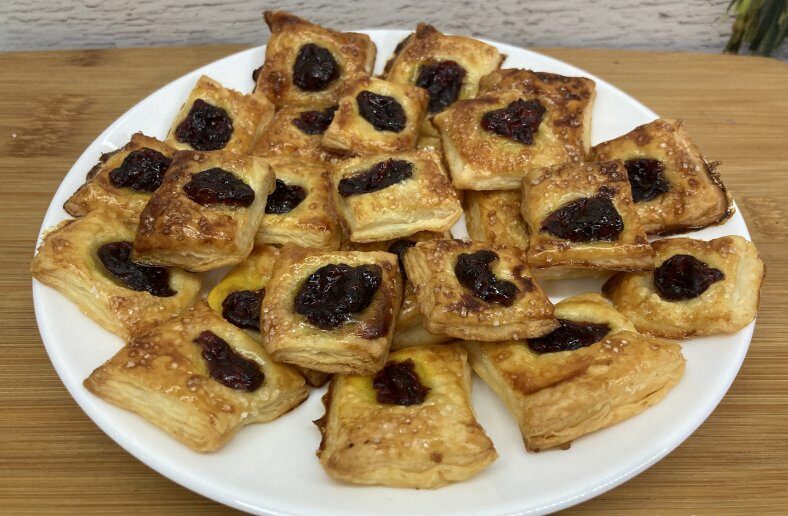 Błyskawiczne ciasteczka z ciasta  francuskiego z dżemem