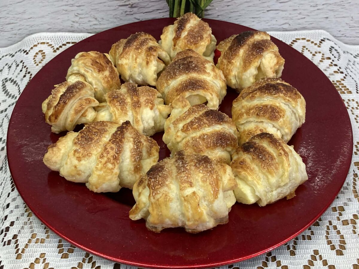 Rogaliki z jabłkiem z ciasta francuskiego