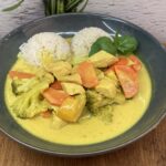 Szybka sałatka ze szpinakiem, łososiem i mozzarellą