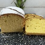 Sernik na ucieranym spodzie