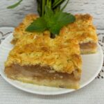 Sernik z jasnym i ciemnym ciastem tartym na tarce