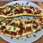Puszysty omlet z serkiem wiejskim i jabłkiem – prosty przepis na śniadanie