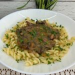 Szybkie jogurtowo-malinowe tiramisu – lekki deser w słoiczku