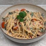 Szybkie jogurtowo-malinowe tiramisu – lekki deser w słoiczku